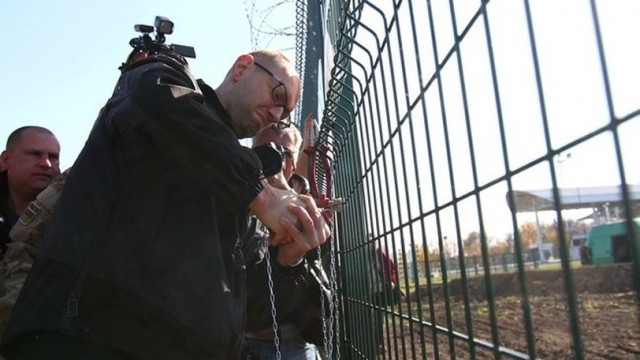 Беженцам удается через поврежденные ограждения пройти белорусскую часть границы