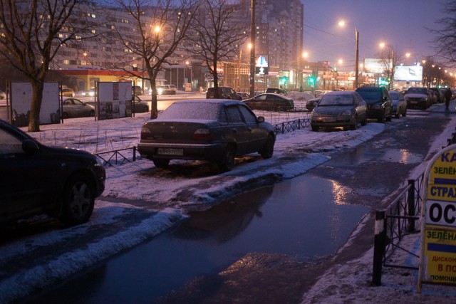 Езда по тротуарам по-питерски.