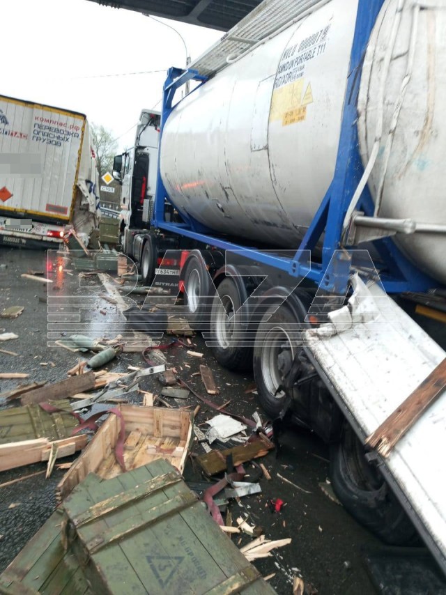Куча снарядов, разбросанных по дороге. В Нижегородской области произошло опасное ДТП с грузовиком, перевозящим боеприпасы