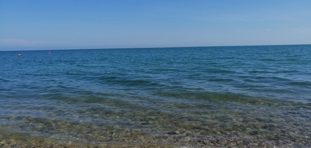 На пляжах Анапы закончились не только лежачие, но и сидячие места. Загорать там можно только стоя