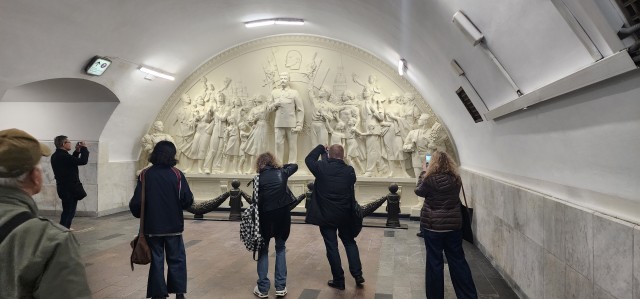В Московском метро открыли восстановленный рельеф со Сталиным