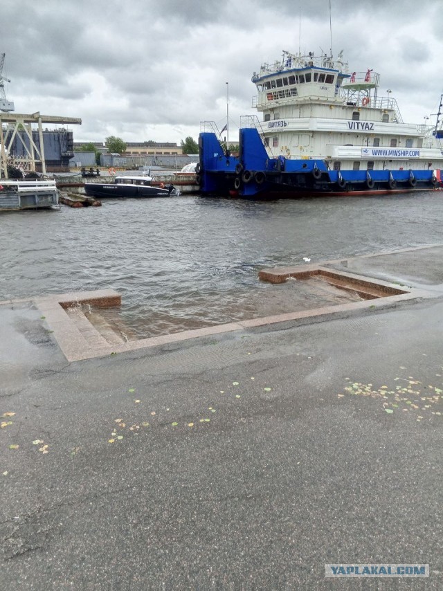 Синоптики не соврали: в Санкт-Петербурге закрыли дамбу. Уровень воды с внешней стороны уже выше 180 см