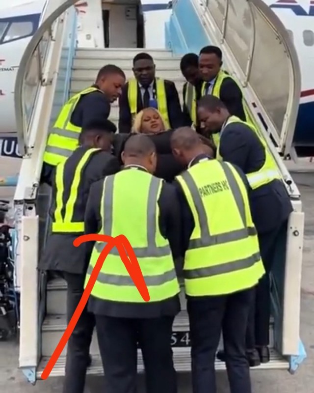 Восемь сотрудников авиакомпании понадобилось, чтобы помочь американской бодипозитив-активистке подняться на борт самолёта