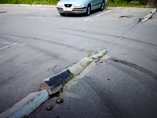 Грузовой монстр устроил погром в жилом дворе