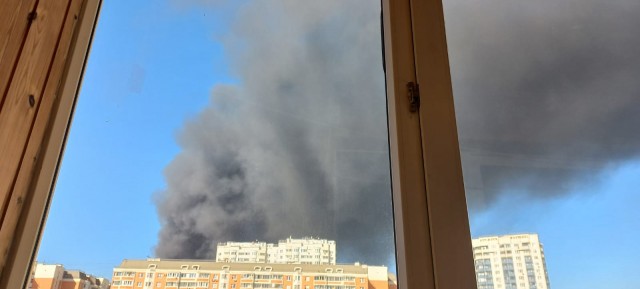 Пожар на складе тушат в подмосковной Балашихе