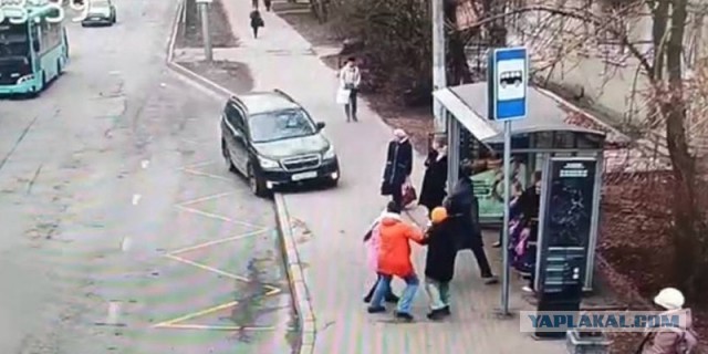 В Петербурге кроссовер выехал на тротуар и сбил мать с двумя дочерьми