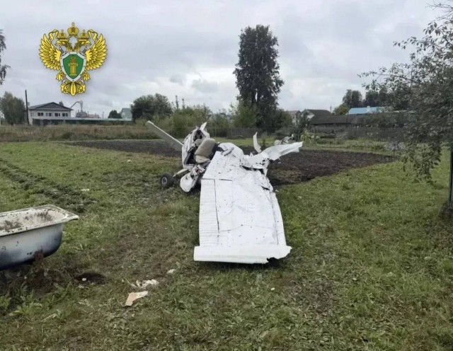 Самолёт рухнул в огород частного дома в Татарстане