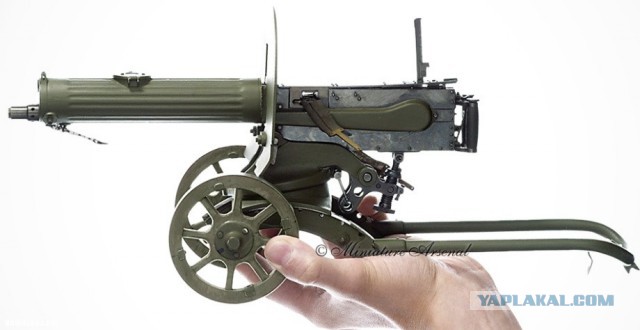 Миниатюрные модели оружия.