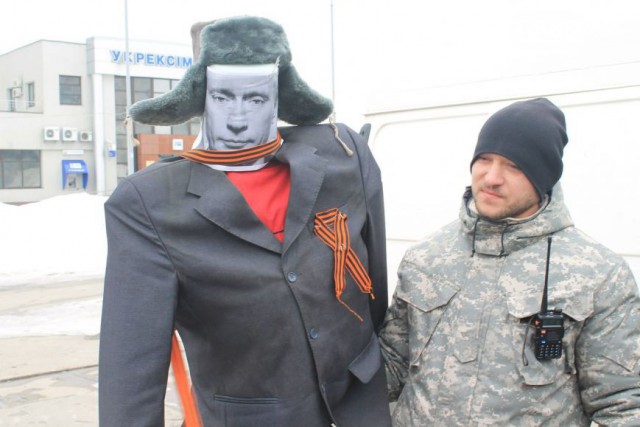 В Сумах сожгли чучело Путина