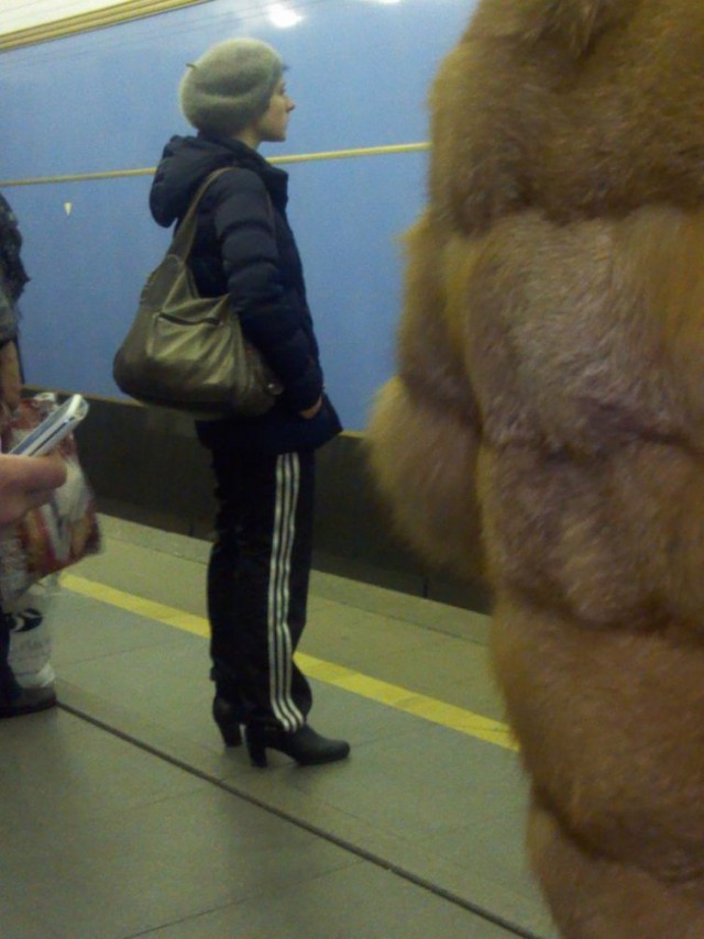 Пассажиры в метро.