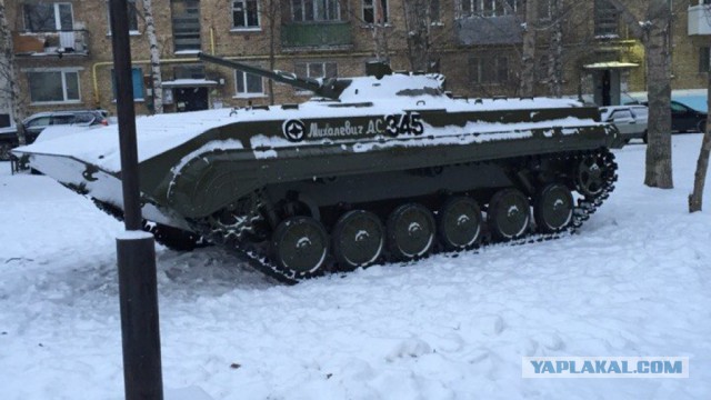 Самолет во дворе