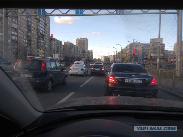 Припарковался. Закрыл пешую дорожку