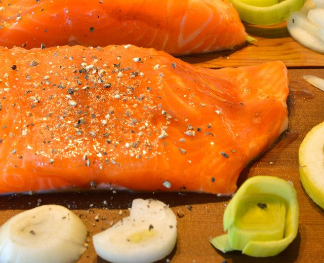 Кулинария: Камчатская семга на кедровой дощечке.