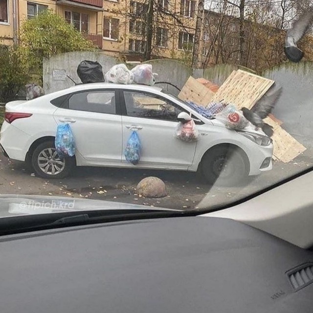 В Краснодаре местные жители закидали мусором автомобиль женщины, которая паркуется перекрывая проход к мусорным бакам