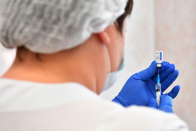 В Москве откроют выездные пункты вакцинации в ГУМе, "Геликон Опере", "Депо" и нескольких крупных ТЦ