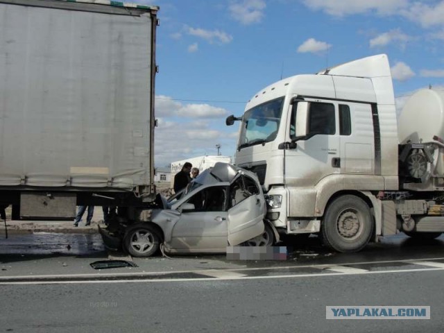 В Чувашии дальнобойщик заградил камеру автоконтроля, а затем и вовсе закидал камнями работников