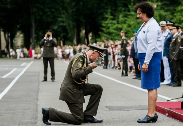 Уронил перед президентами: военнослужащий не удержал ножны от сабли перед Зеленским и Зурабишвили