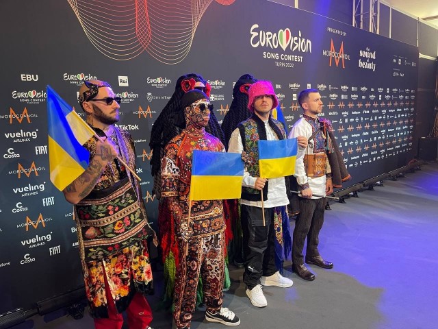Черный дым поднимается над "Азовсталью"