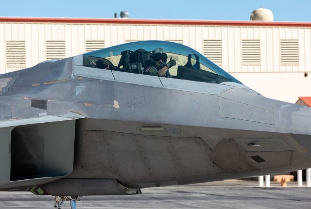 На истребителе F-22 появилась отметка о сбитом шаре