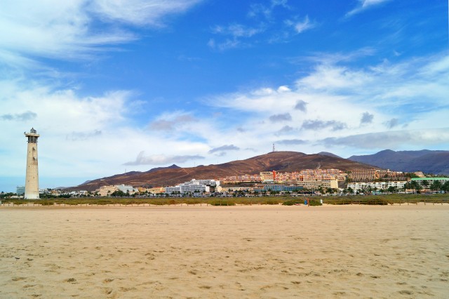 На пляжах Анапы закончились не только лежачие, но и сидячие места. Загорать там можно только стоя