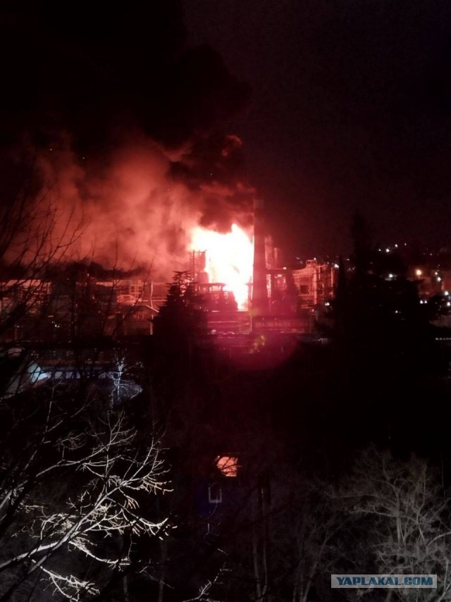 В Туапсе крупный пожар на нефтебазе 25 января