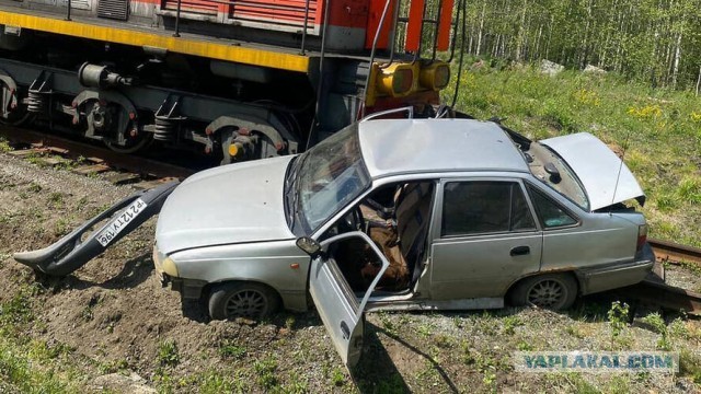 В Свердловской области дама за рулем устроила ДТП с тепловозом