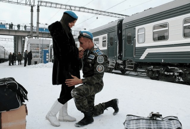 Пока парень в армии девушка живет с другим мужиком на его деньги. Что это грех или “нормальное женское” поведение ?