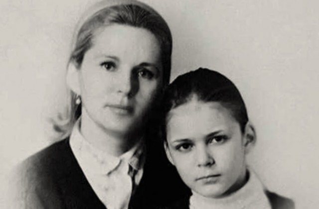 Как в свои 63 живет Алёна Яковлева, пережив групповое насилие и предательство знаменитого отца