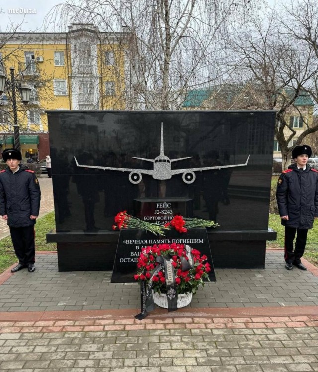 В Грозном открыли мемориал в память о погибших при крушении самолета Азербайджанских авиалиний.