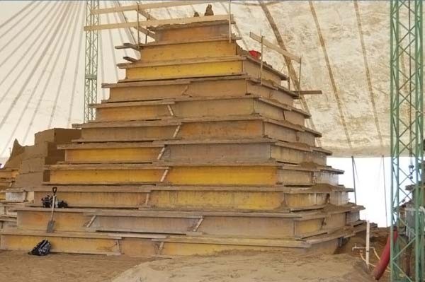 Огромнейшая скульптура из песка!