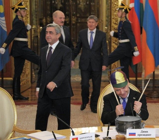 Дима играет в шофёра