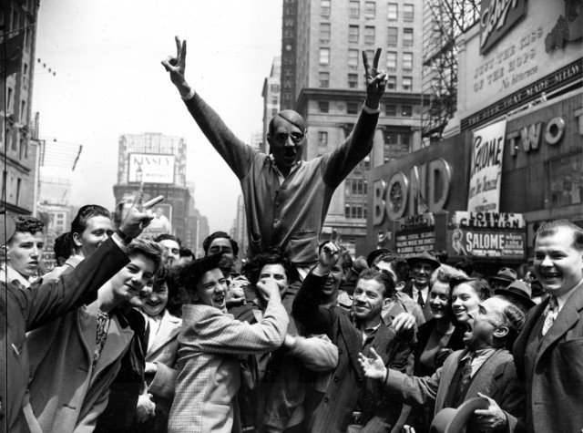 21 фото о том, как весь мир праздновал победу 74 года назад