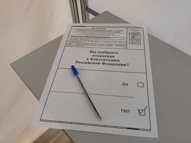 В Перми голосование по поправкам в Конституцию устроили на двух табуретках
