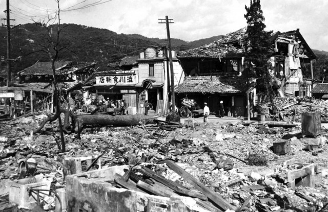 Хиросима до и после атомной бомбардировки, 1945 год.