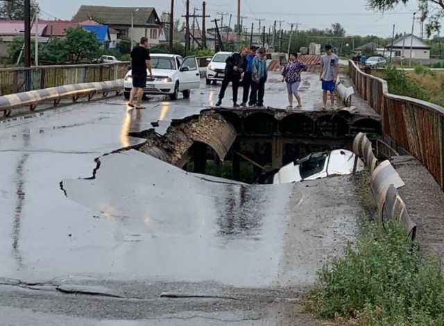Перегруженная щебнем фура проломила мост в Волгоградской области
