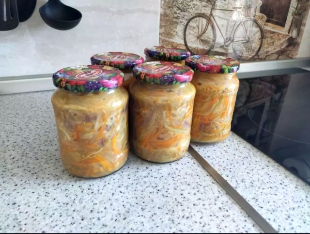 Салат из маринованных кабачков и моркови на зиму