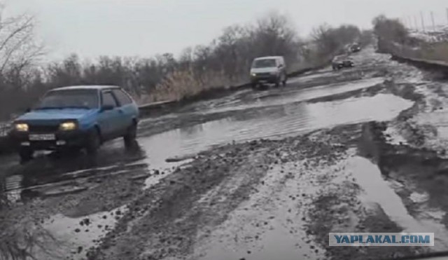 В Москве тяжёлый грузовик не вписался в поворот и рухнул с эстакады Ленинградского проспекта прямо на проезжую часть