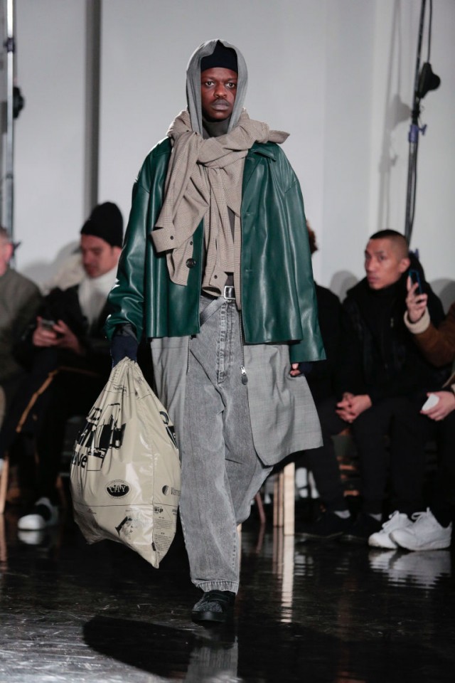 А теперь к новостями из мира моды: Balenciaga запустила в продажу драные дачные шмотки твоего деда