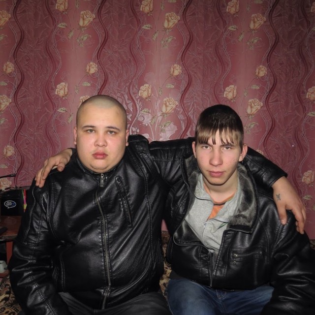 Парни обнимают друг друга в двух случаях:  или они голубые… или синие.