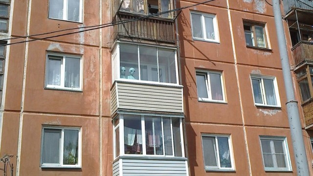 Шел по улице, глянул на балкон... что-то не так!