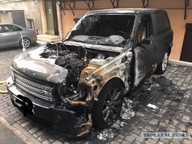 Чиновница из Магнитогорска перекрыла машиной выход из подъезда