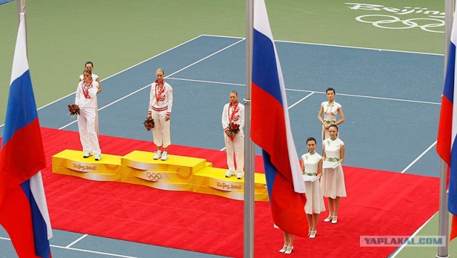 спортсмены на пьедестале почета флаг