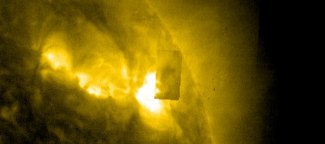Космический зонд SOHO заснял гигантский космический корабль, выходящий из Солнца