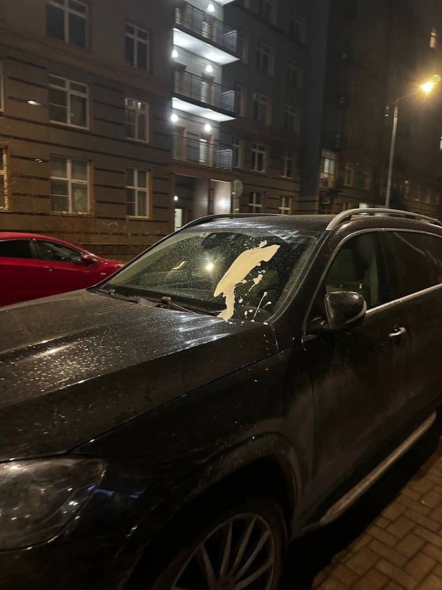 В ЖК «Рассказово» появился «кефирный мститель» — он обливает кисломолочным напитком машины, которые неправильно припаркованы