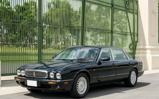 Вообще без заднего стекла и на 1016 л.с: Jaguar представила серийный электромобиль Type 01