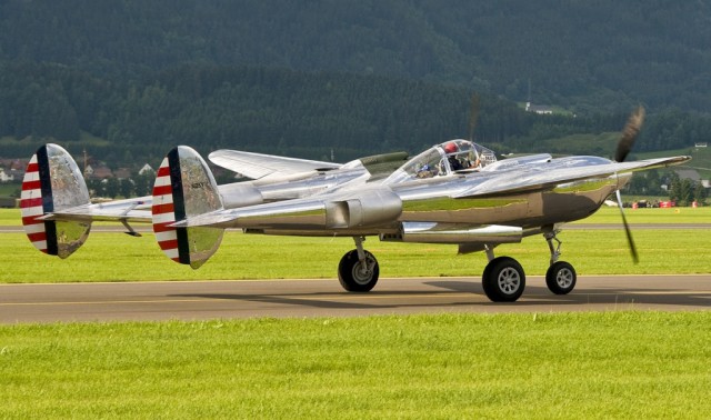 Многоцелевой истребитель P-38 «Lightning»