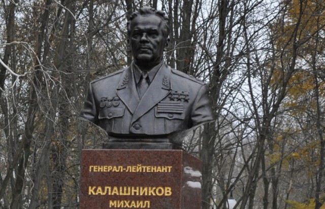 Макаревич раскритиковал памятник Калашникову. "Бездарная, уродливая скульптура"