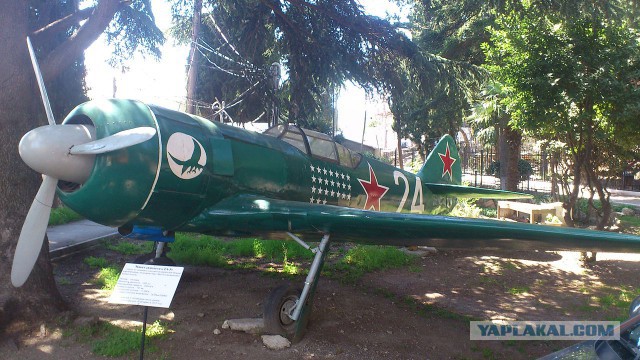 Самолет во дворе