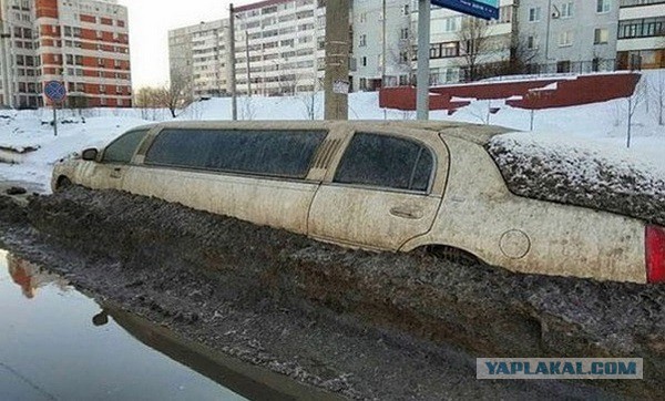 В казанском сугробе обнаружили лимузин-«подснежник»