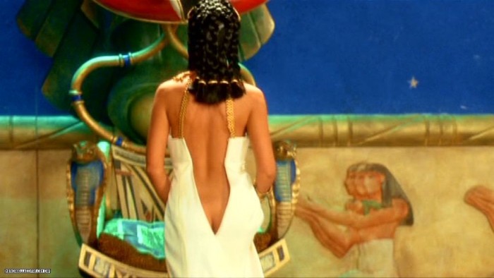 20 самых сексапильно одетых киногероинь